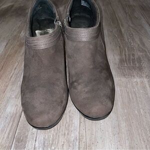 CLARKS BENDABLE ankle booties in grey suede